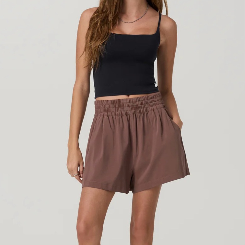 NWT Vuori Villa Shorts in Sable - Picture 3 of 7